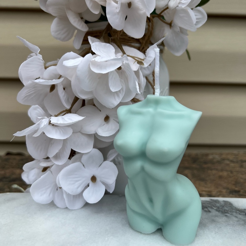 Hand Poured Soy Wax Candle- White Eucalyptus - Picture 1 of 4